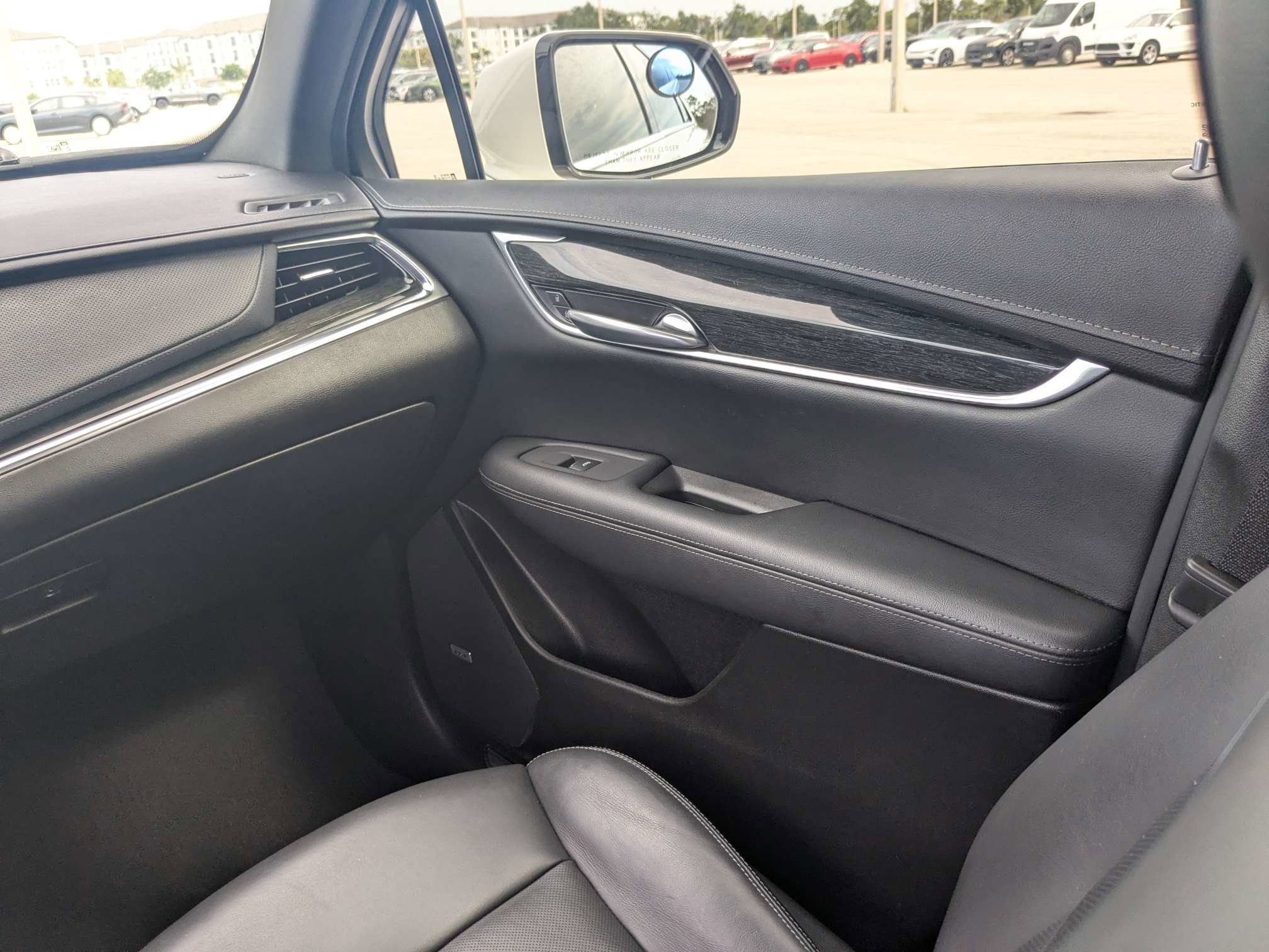 Used 2022 Mary Kay Pearl Tri-Coat Cadillac FWD Premium Luxury image 22
