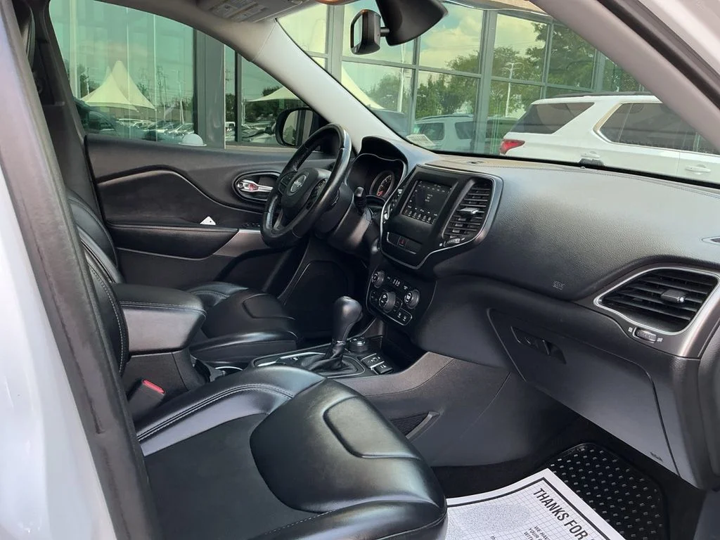 Used 2019 White Jeep Latitude Plus image 25