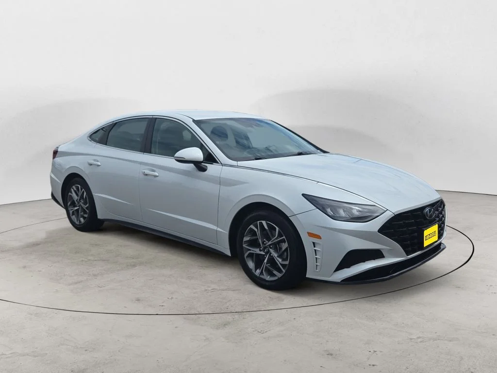 Used 2022 Gray Hyundai SEL image 3