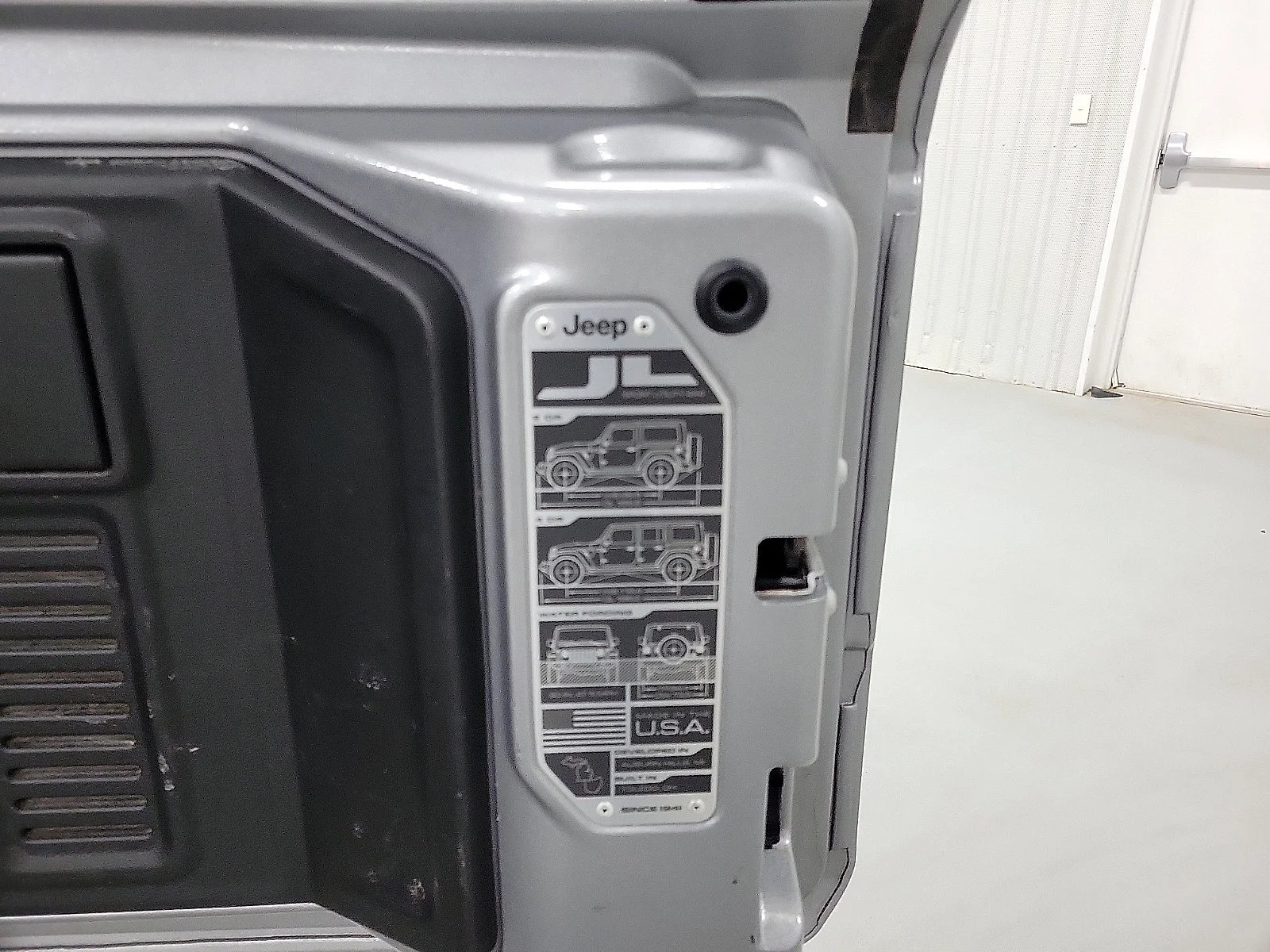 Used 2018 Billet Silver Metallic Clearcoat Jeep Sahara image 7