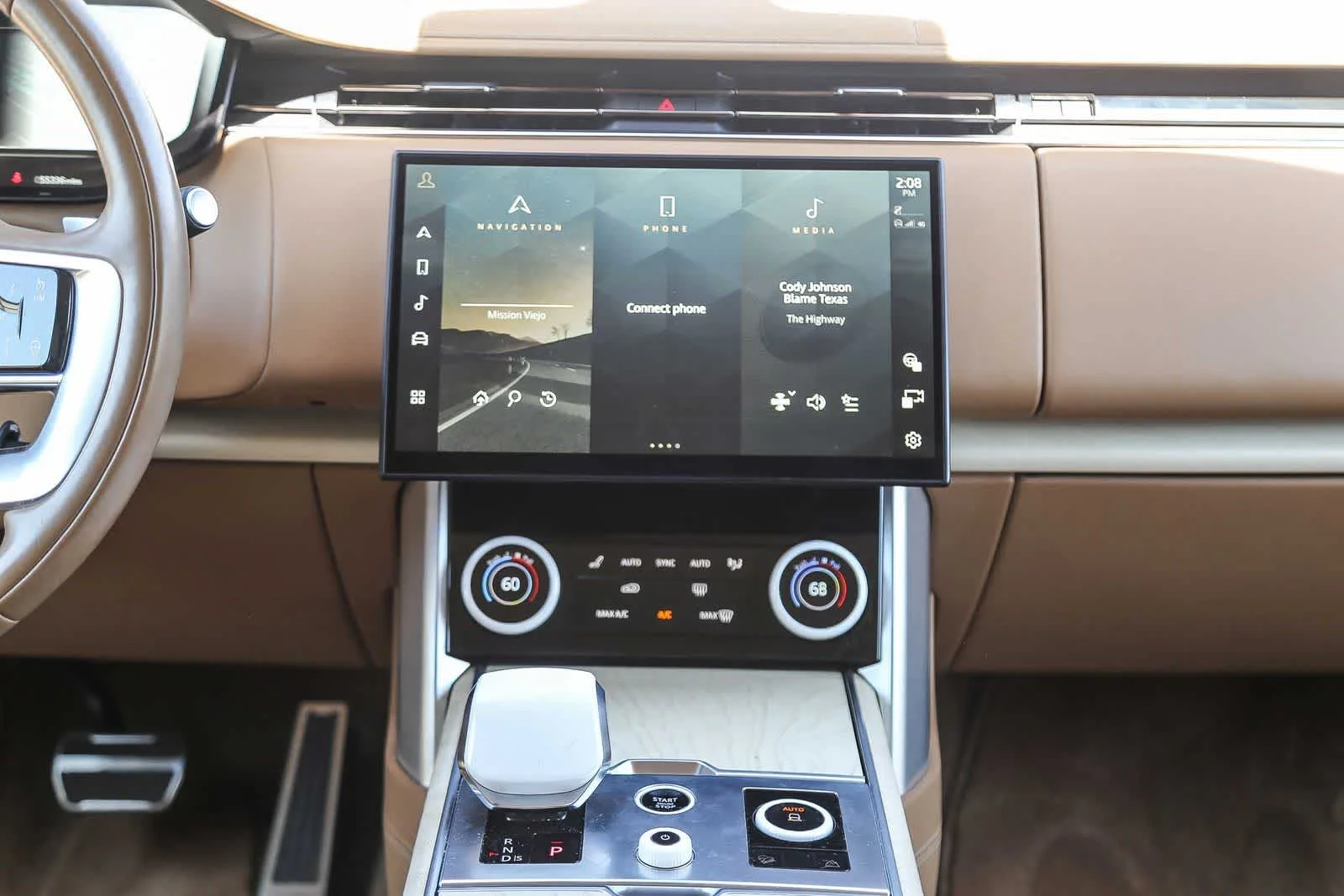 Used 2023 White Land Rover SV image 14