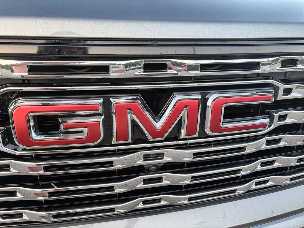 Used 2025 Silver GMC Denali image 33