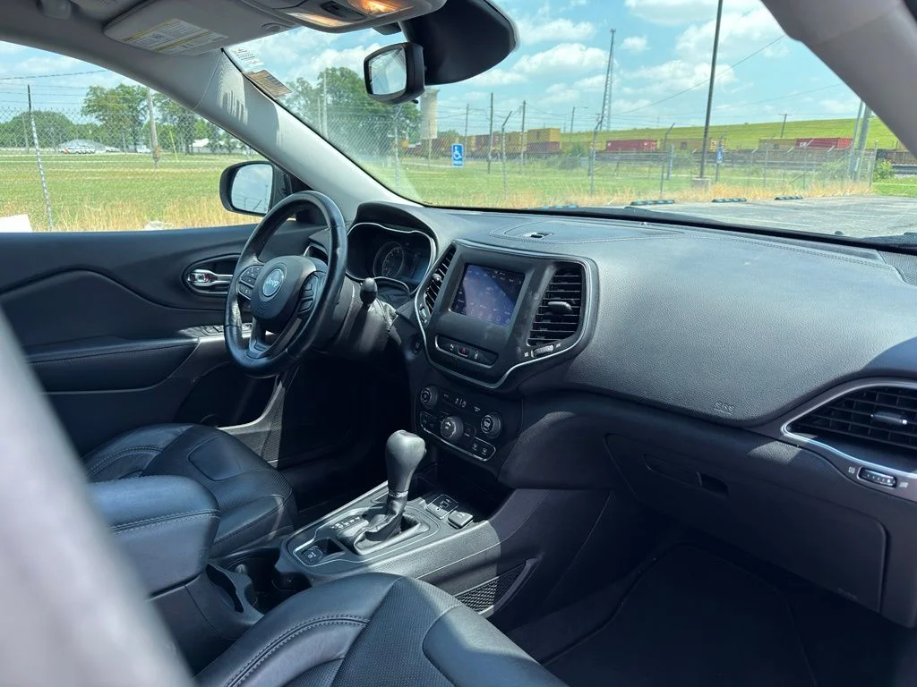 Used 2021 Green Jeep Latitude Lux image 33