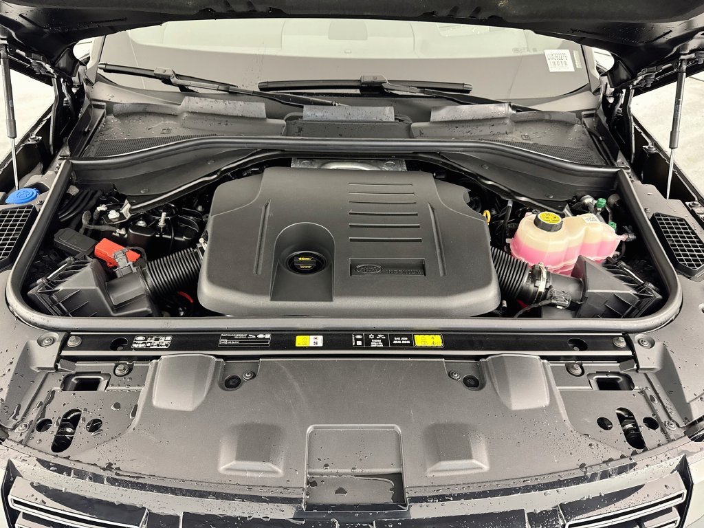 New 2027 Santorini Black Land Rover SE image 32
