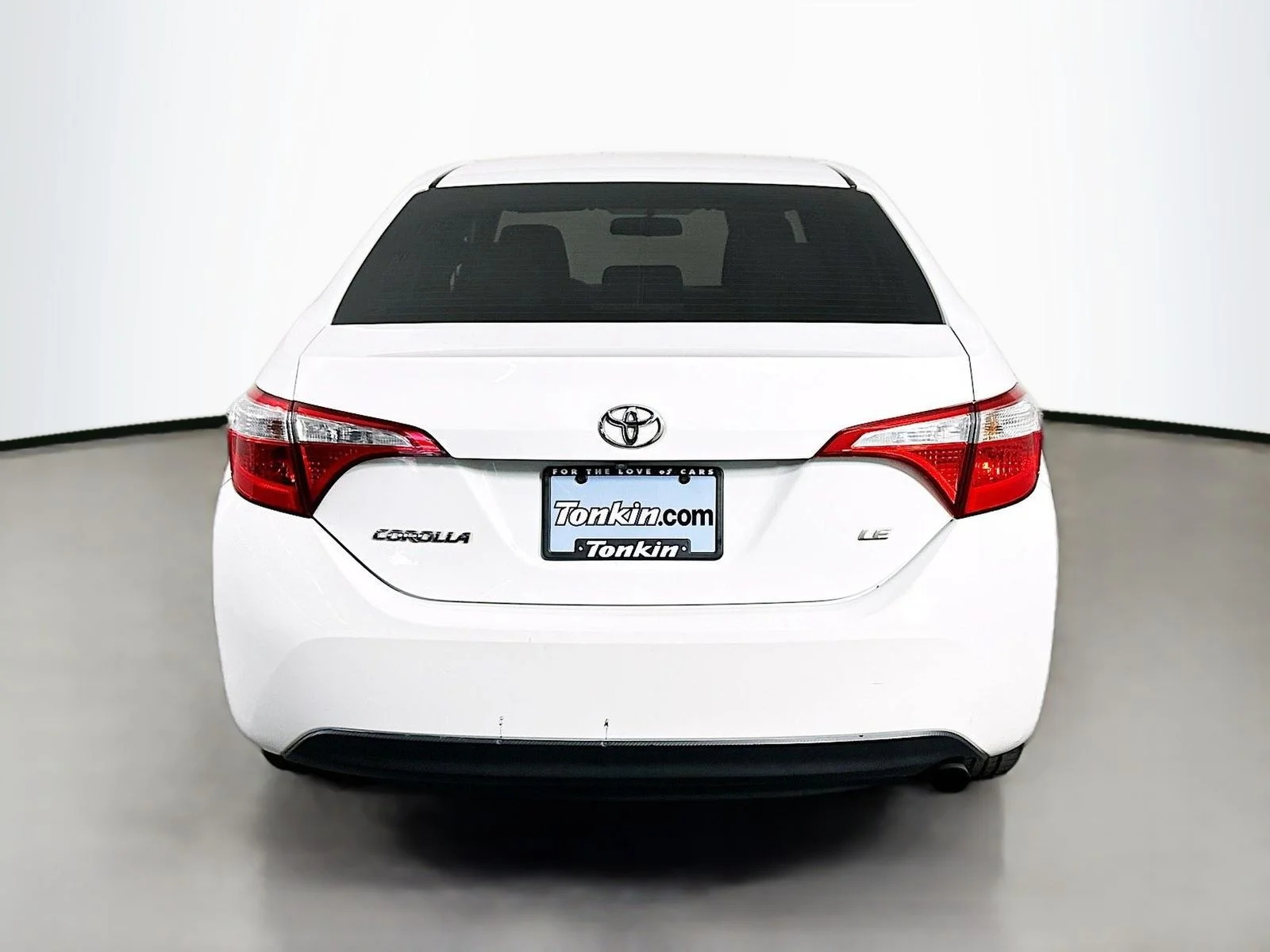 Used 2015 Super White Toyota LE image 7