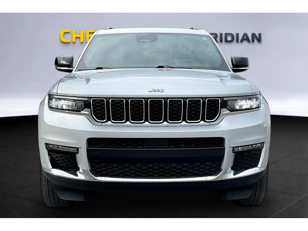 Used 2024  Jeep Limited image 3