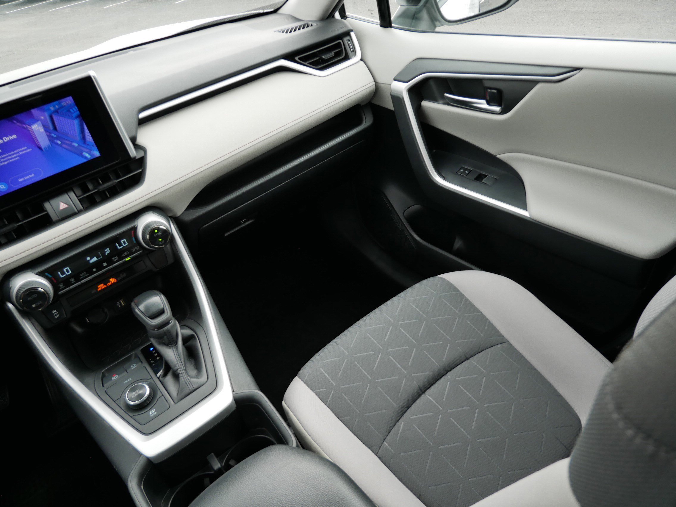 2024 Toyota RAV4 XLE - Photo 11