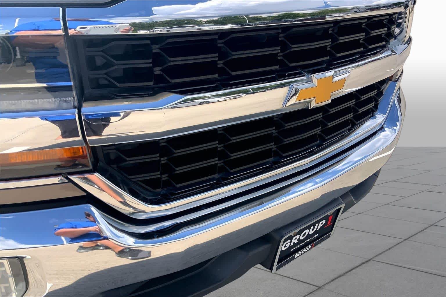 Used 2017 Pepperdust Metallic Chevrolet LT image 29