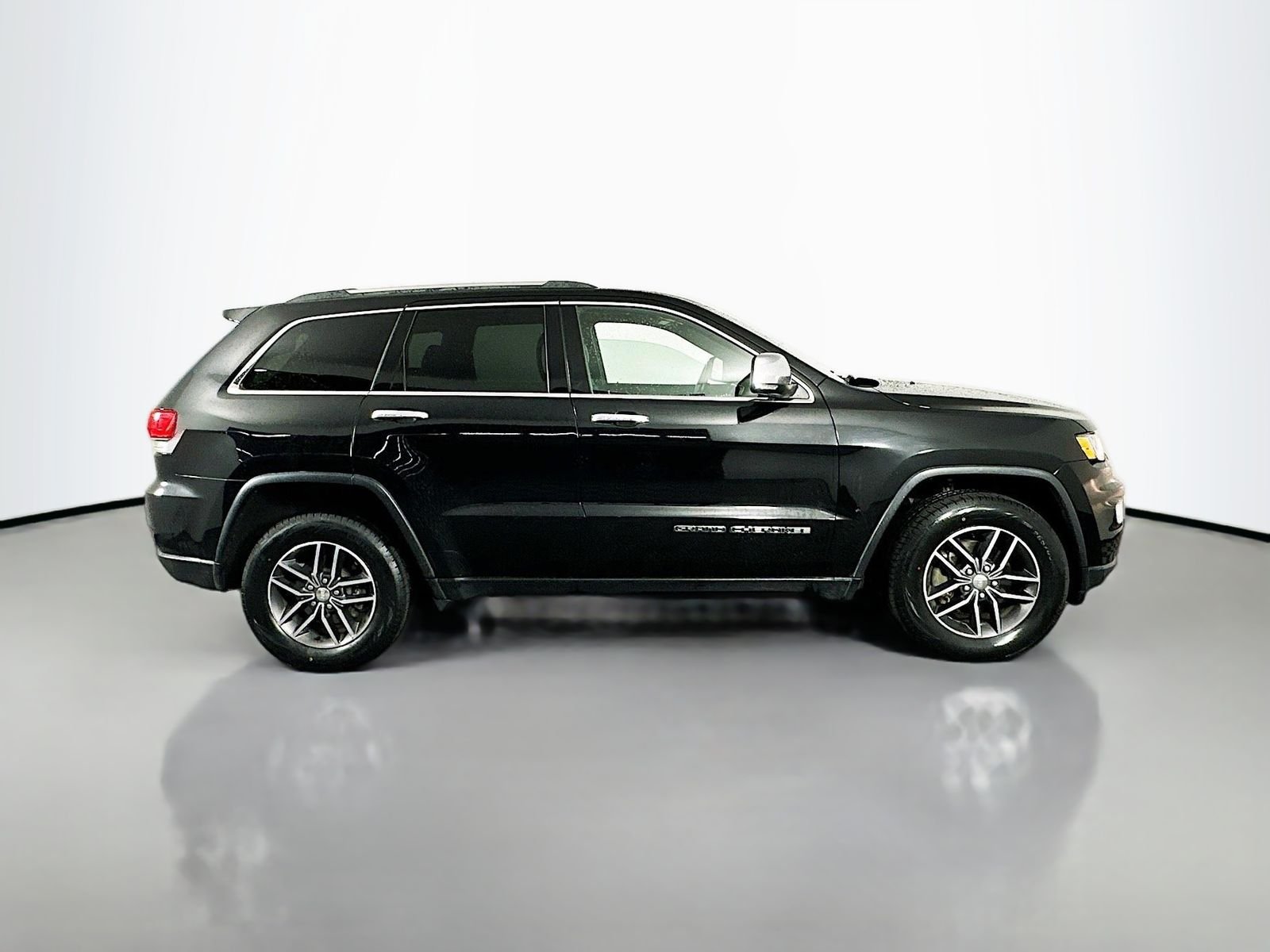 Used 2018 Diamond Black Crystal Pearlcoat Jeep Limited image 8