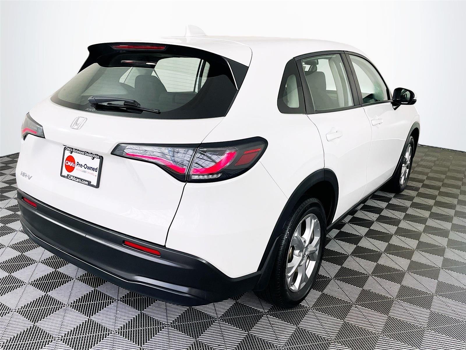Used 2023 Platinum White Pearl Honda LX image 9