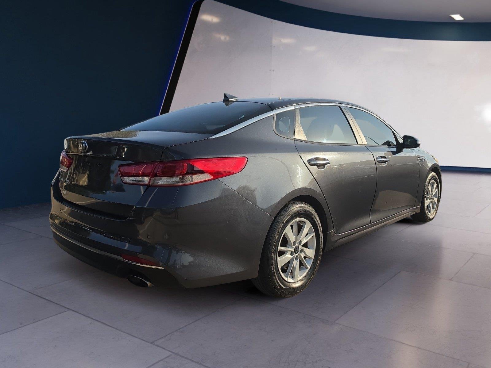 2017 Kia Optima LX - Photo 5