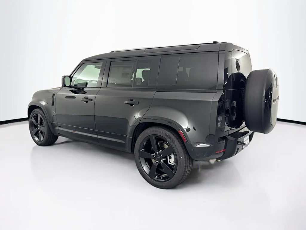 New 2026 Santorini Black Land Rover X-Dynamic SE image 7