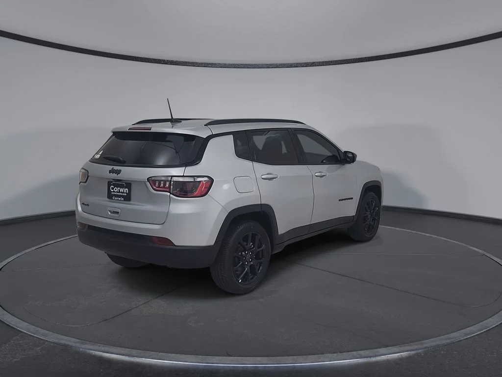 New 2026 Silver Zynith Metallic Clearcoat Jeep Latitude image 14