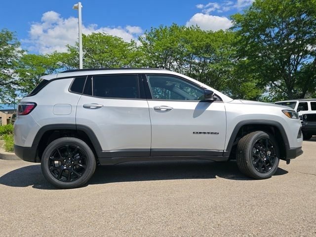 New 2026 Silver Zynith Metallic Clear-Coat Exterior Paint Jeep Latitude image 24