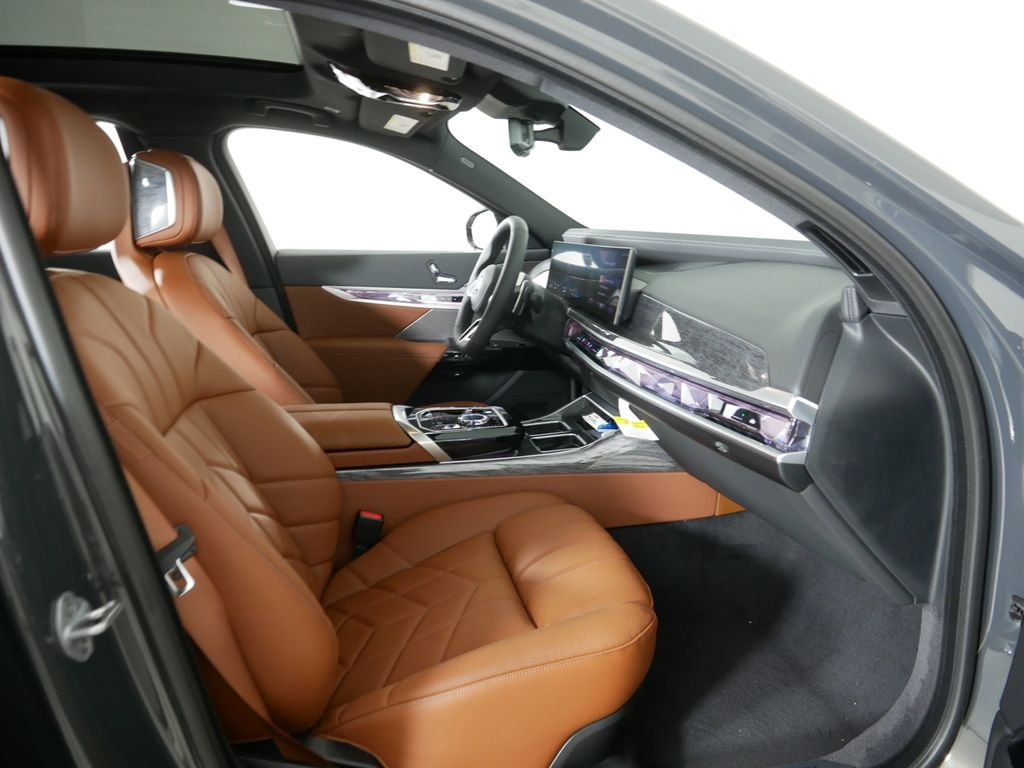 2025 BMW 7 Series 750e - Photo 20