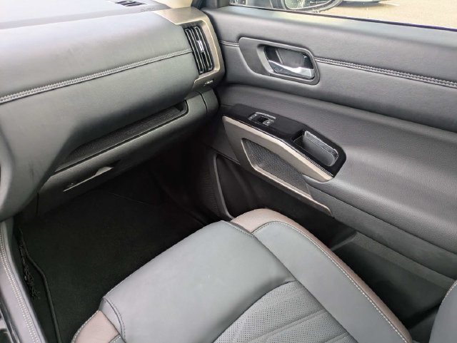 Used 2025 Gray Nissan Platinum image 22