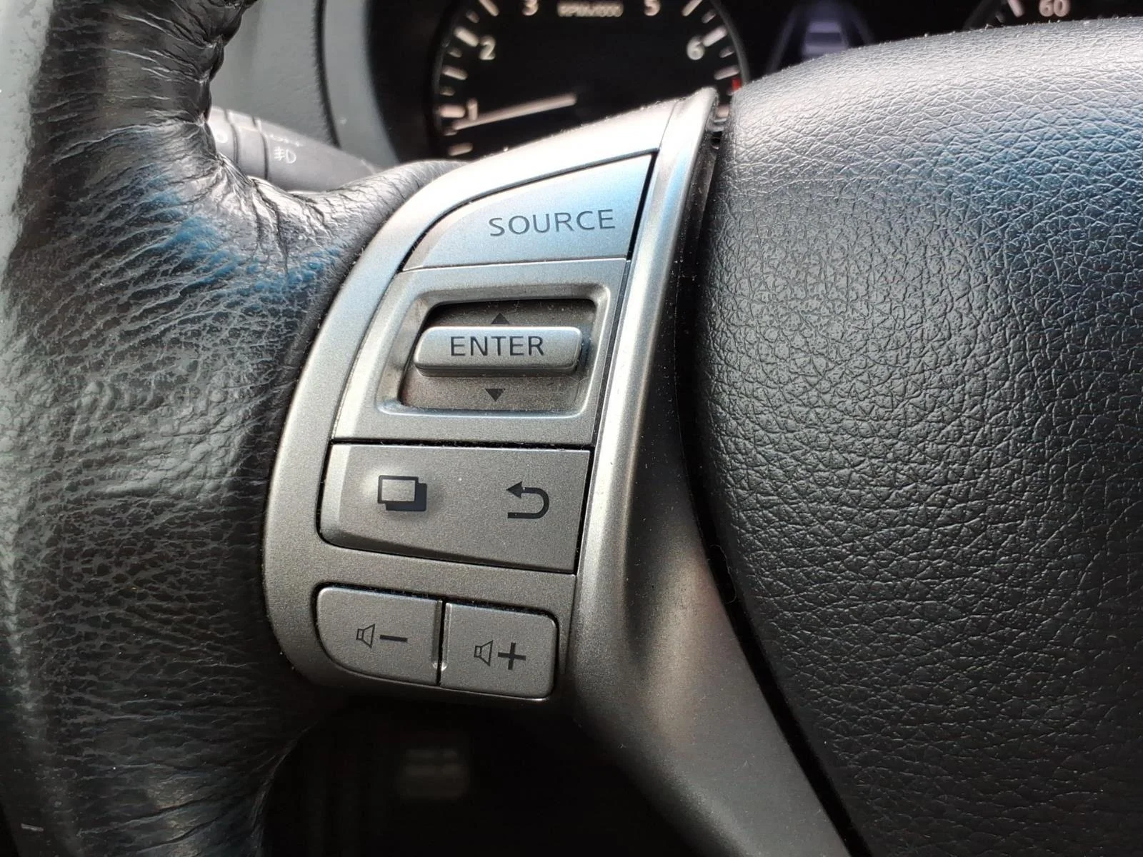 Used 2015 Pearl White Nissan 2.5 SL image 15