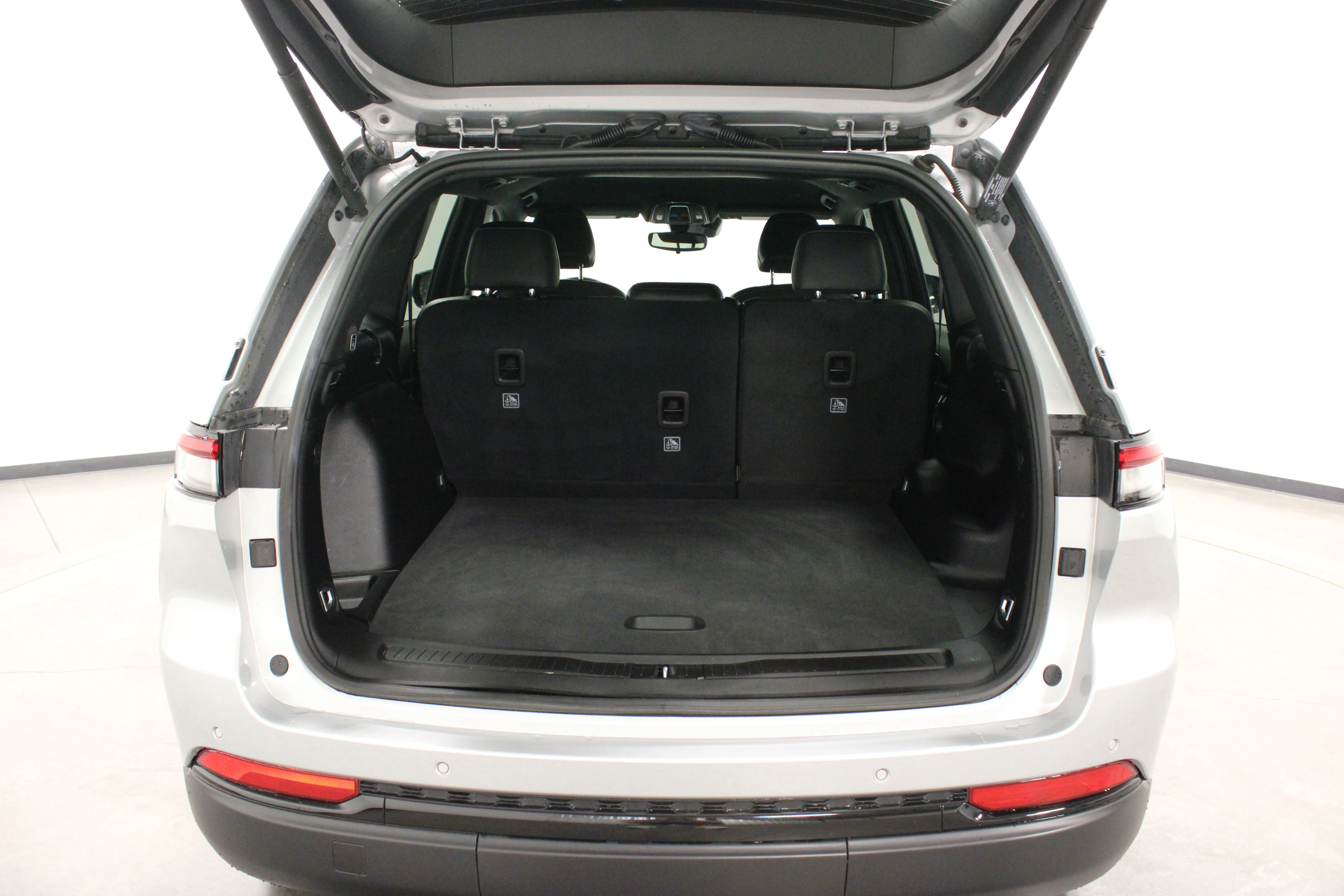 Used 2023 Silver Zynith Jeep Altitude X image 12
