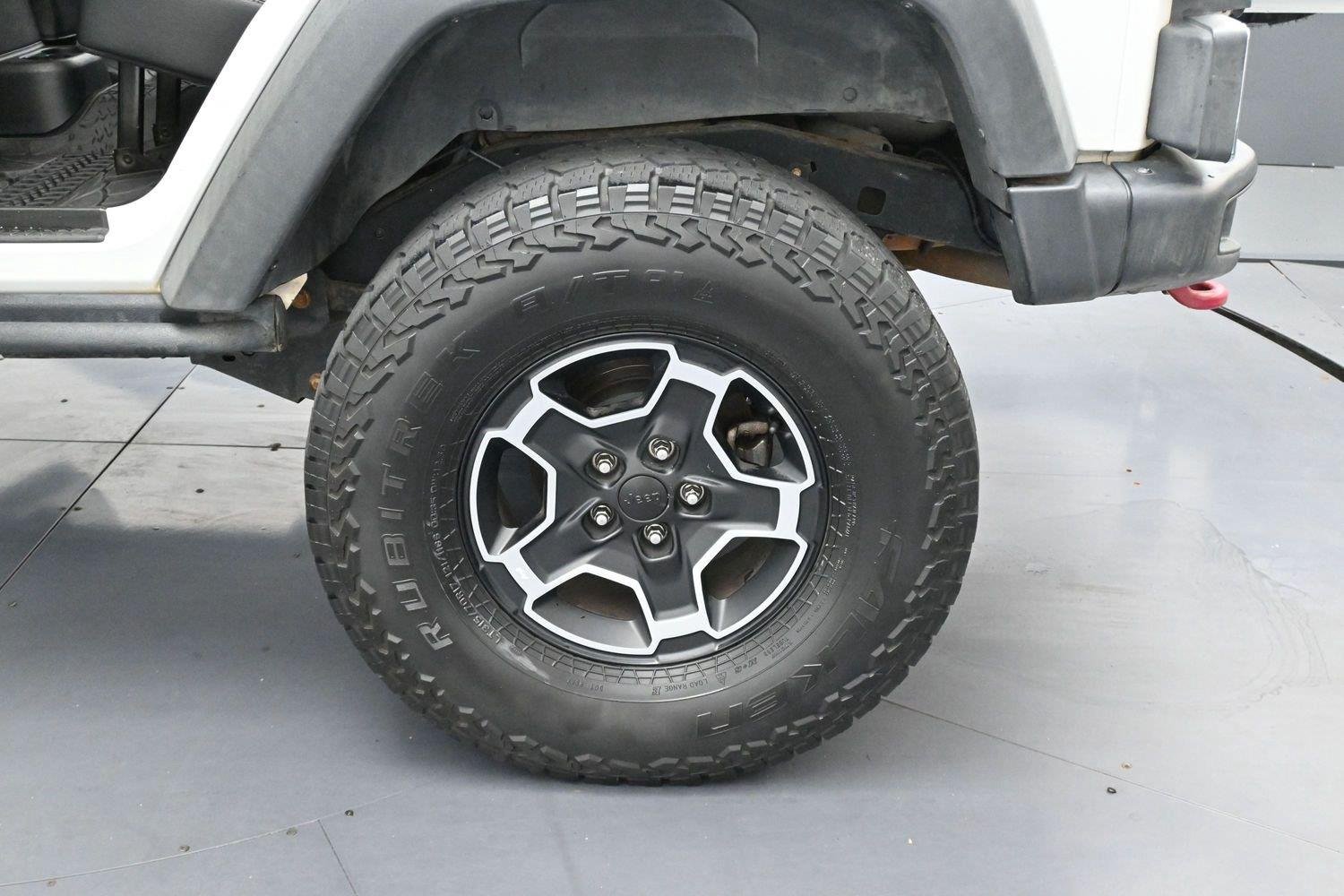 Used 2014 Bright White Clearcoat Jeep Rubicon X image 33