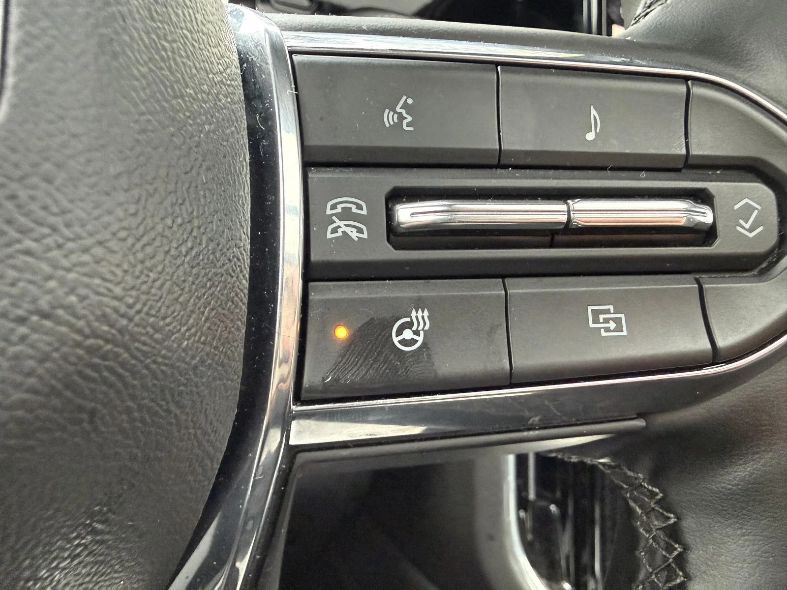 Used 2025 Onyx Black GMC Elevation image 13