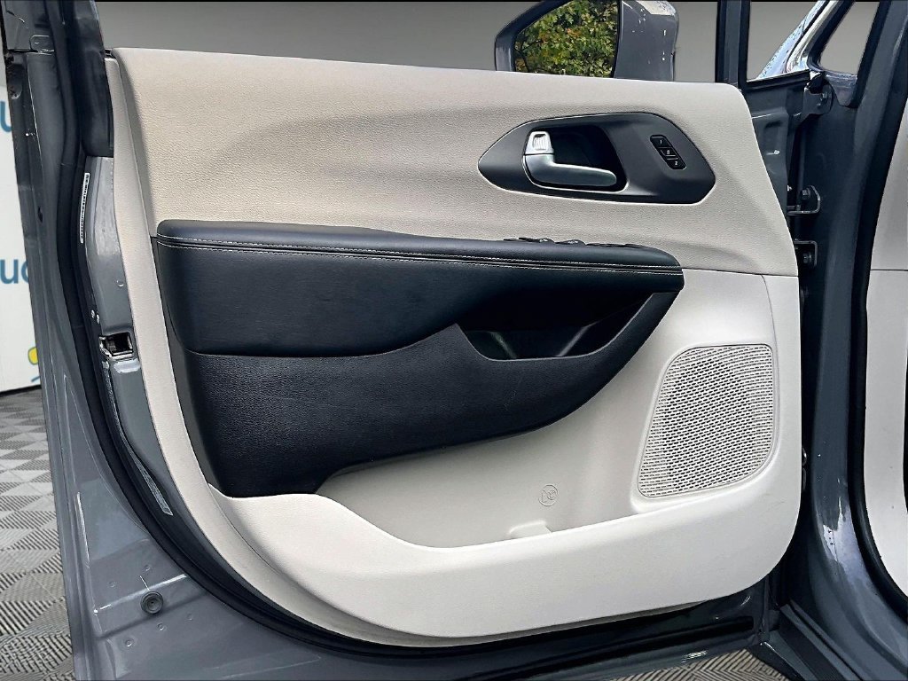 Used 2022 Ceramic Gray Clearcoat Chrysler Touring L image 9