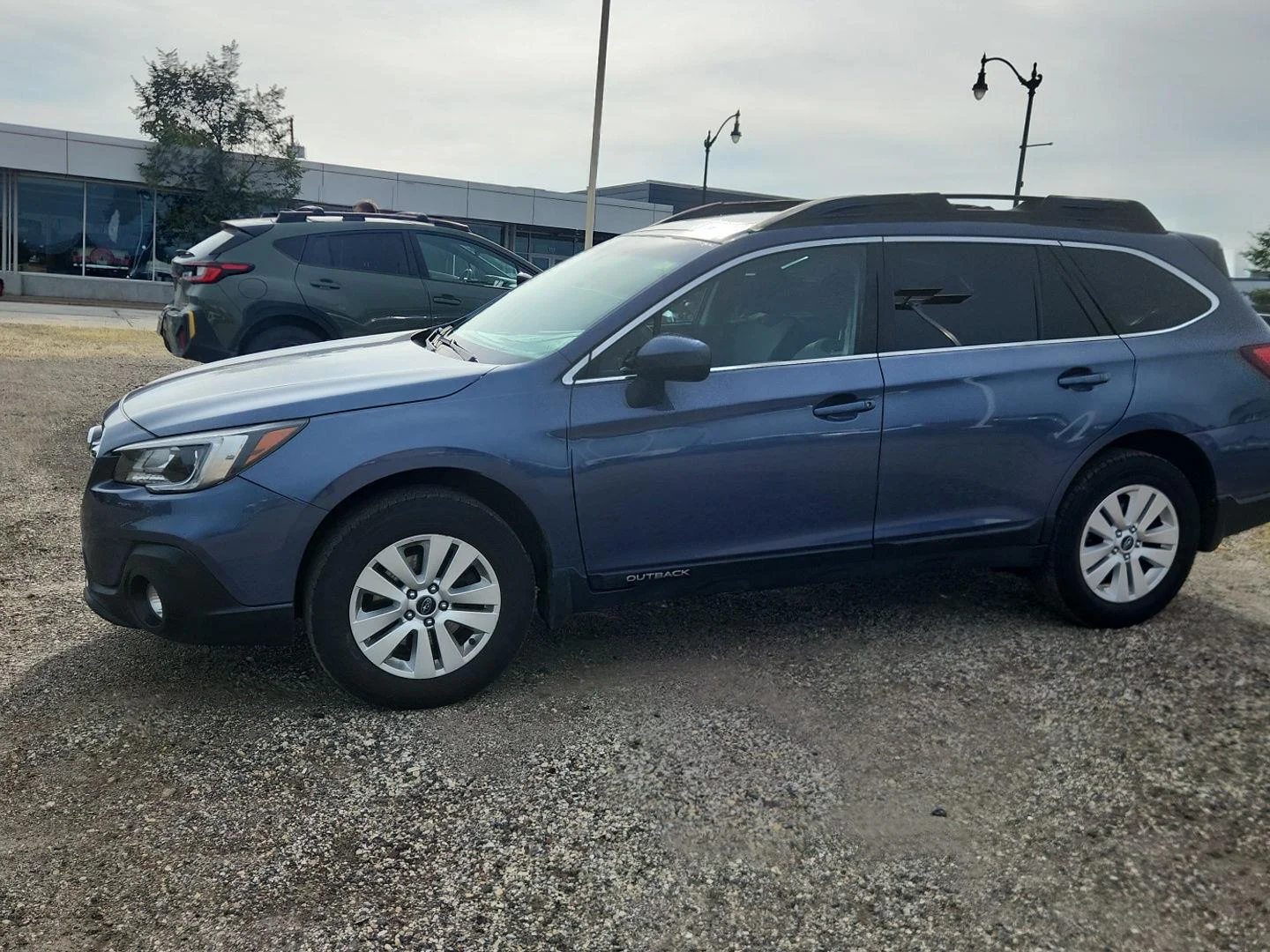 Used 2018 Twilight Blue Metallic Subaru Premium image 18