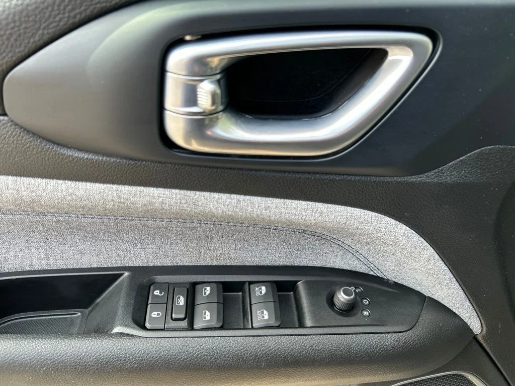 Used 2022 Gray Jeep Latitude image 13
