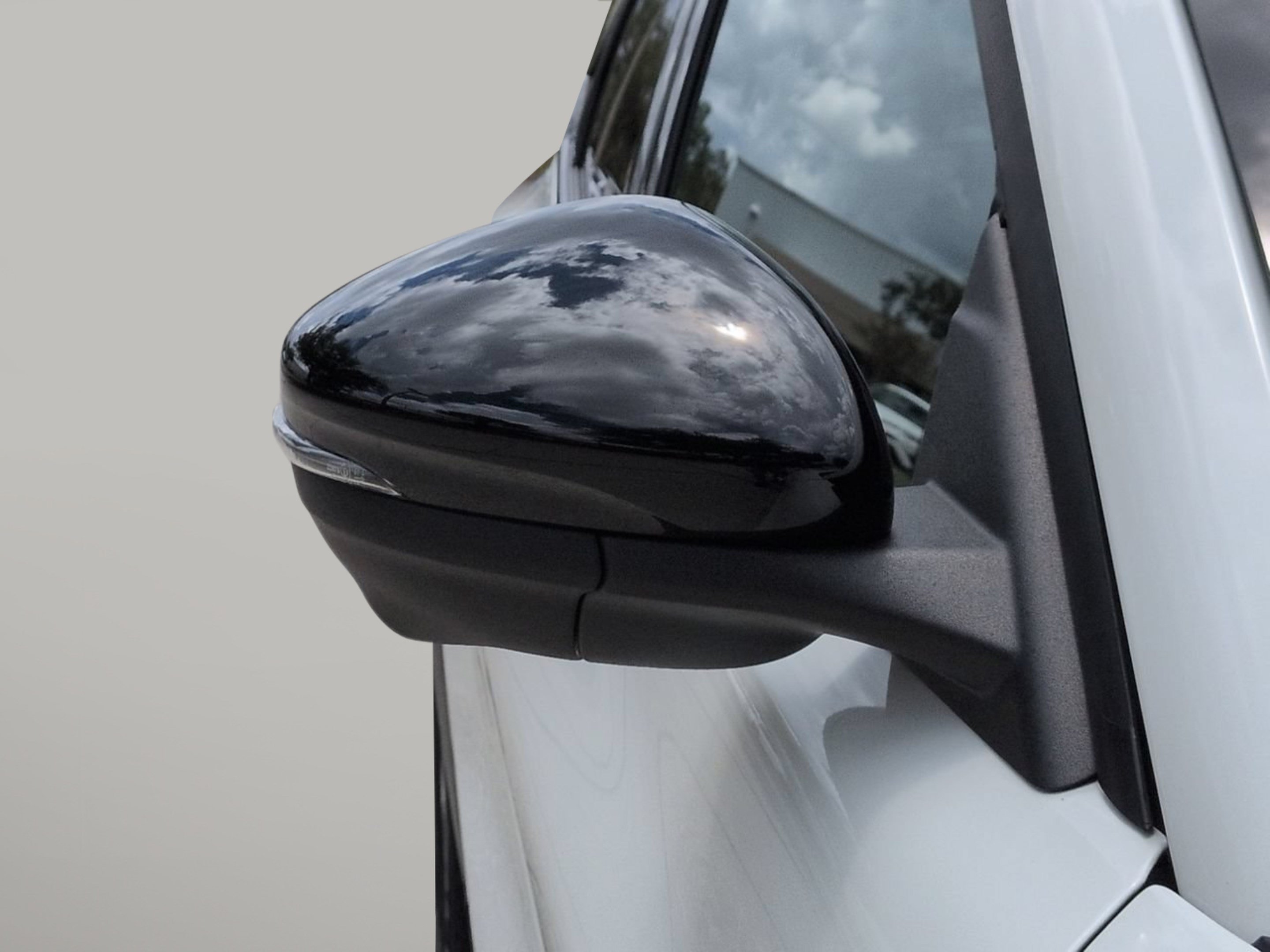 Used 2023 White Metallic Ford Select image 14