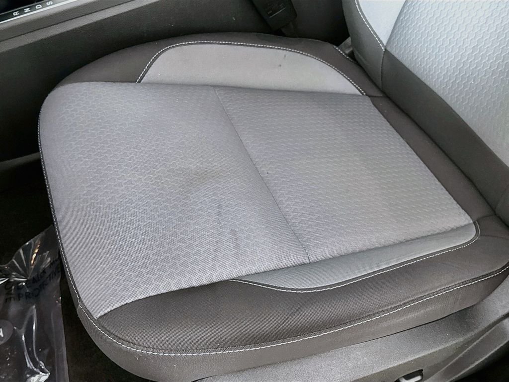 Used 2018 Black Ford SE image 18