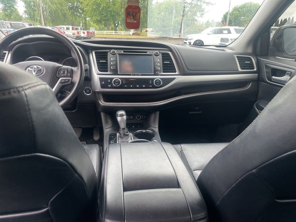 Used 2017 Blizzard Pearl Toyota XLE image 11