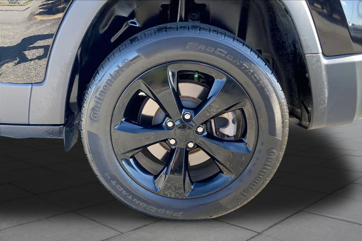 Used 2023 Diamond Black Crystal Pearlcoat Jeep Altitude Lux image 10