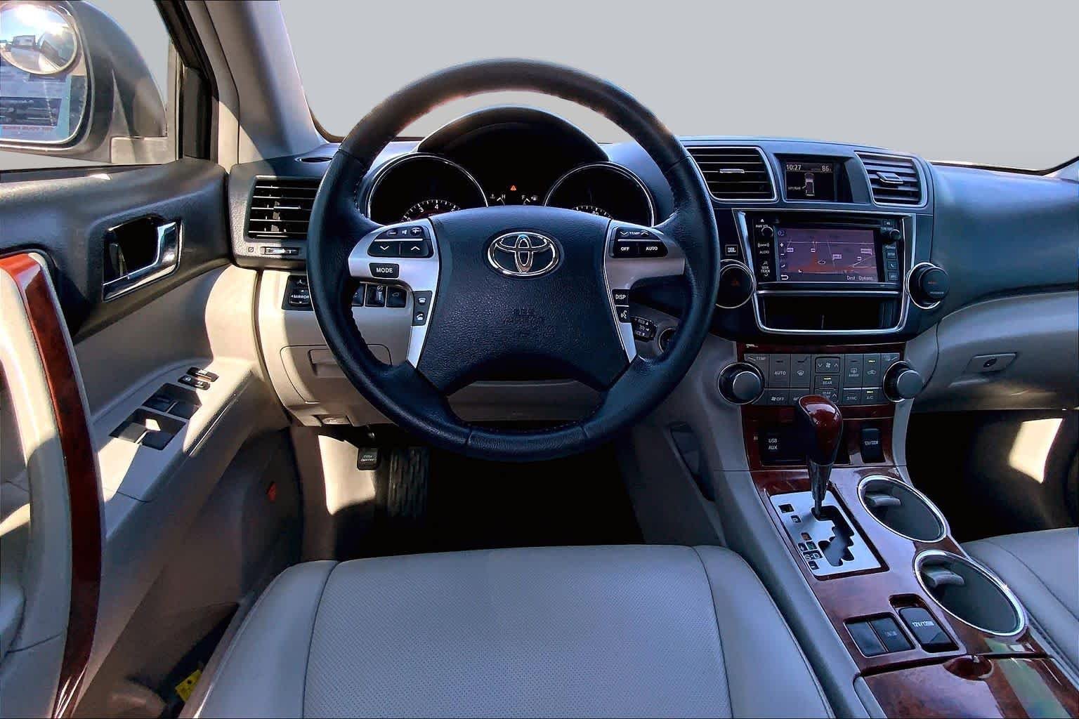 Used 2013 Blizzard Pearl Toyota Limited image 6