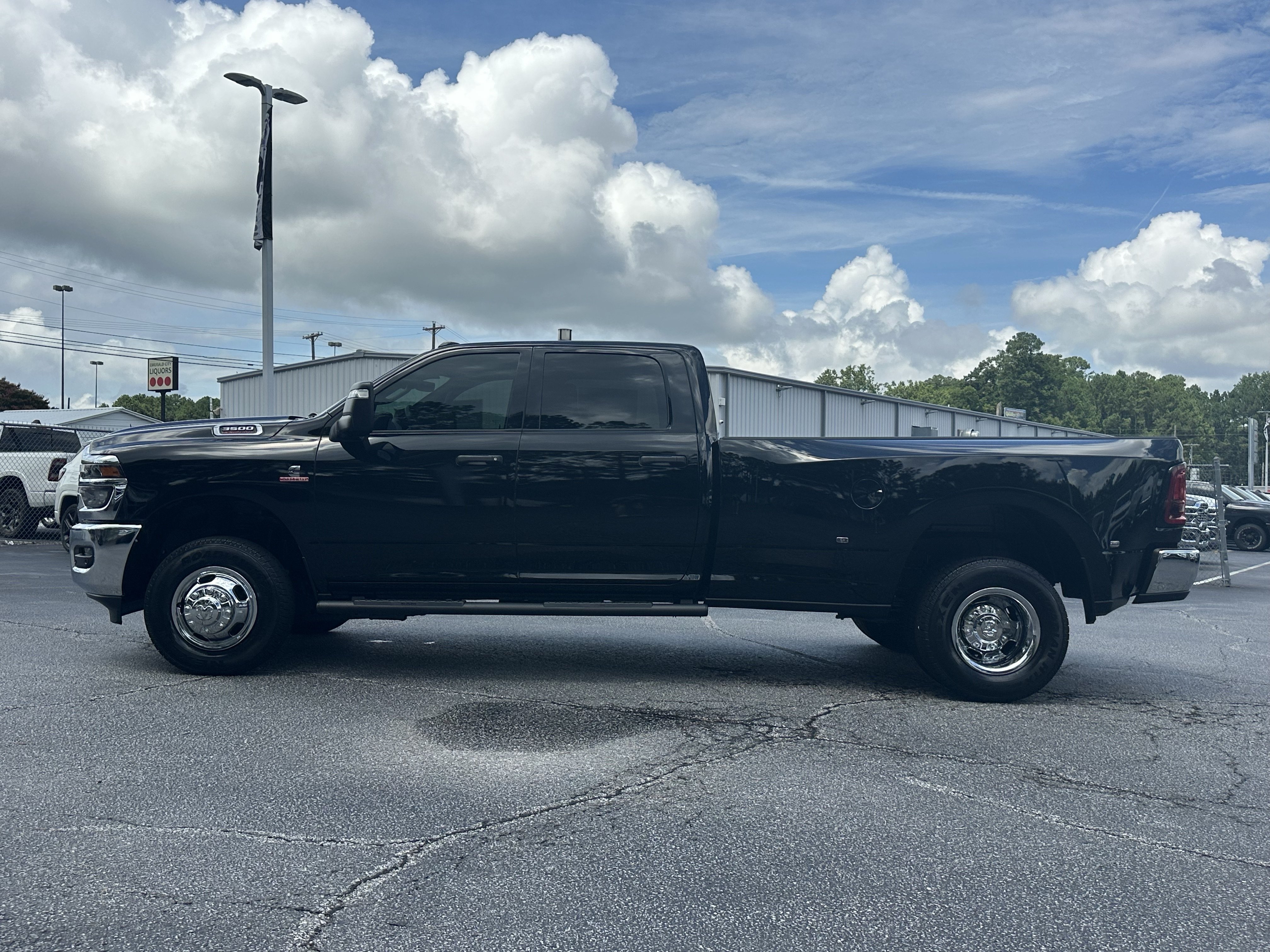 New 2026 Diamond Black Crystal Pearl-Coat Exterior Paint RAM Tradesman image 5