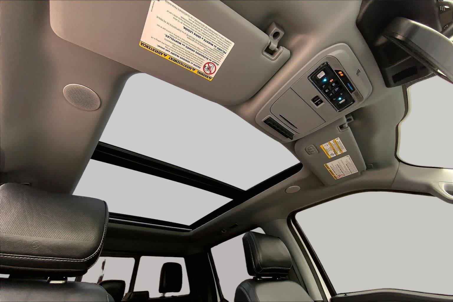 Used 2023 Star White Metallic Tri-Coat Ford F-250 Pickup LARIAT image 13
