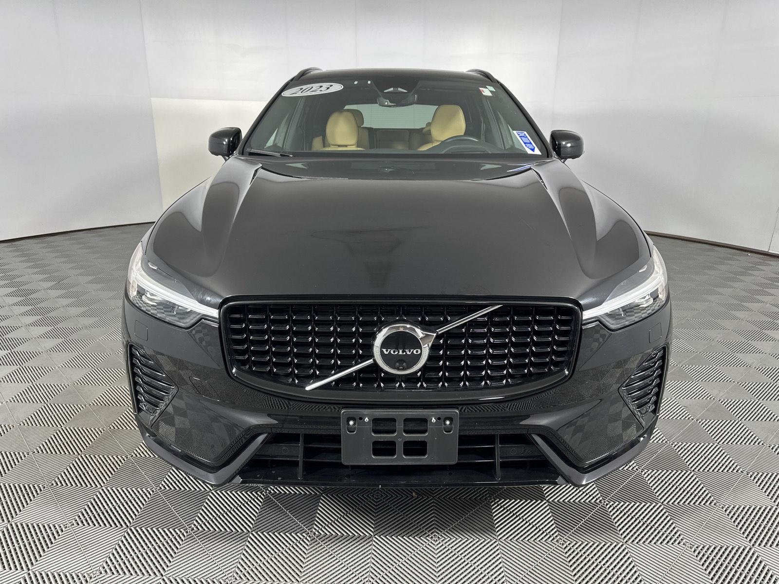 Used 2023 Onyx Black Metallic Volvo Ultimate Dark Theme image 3