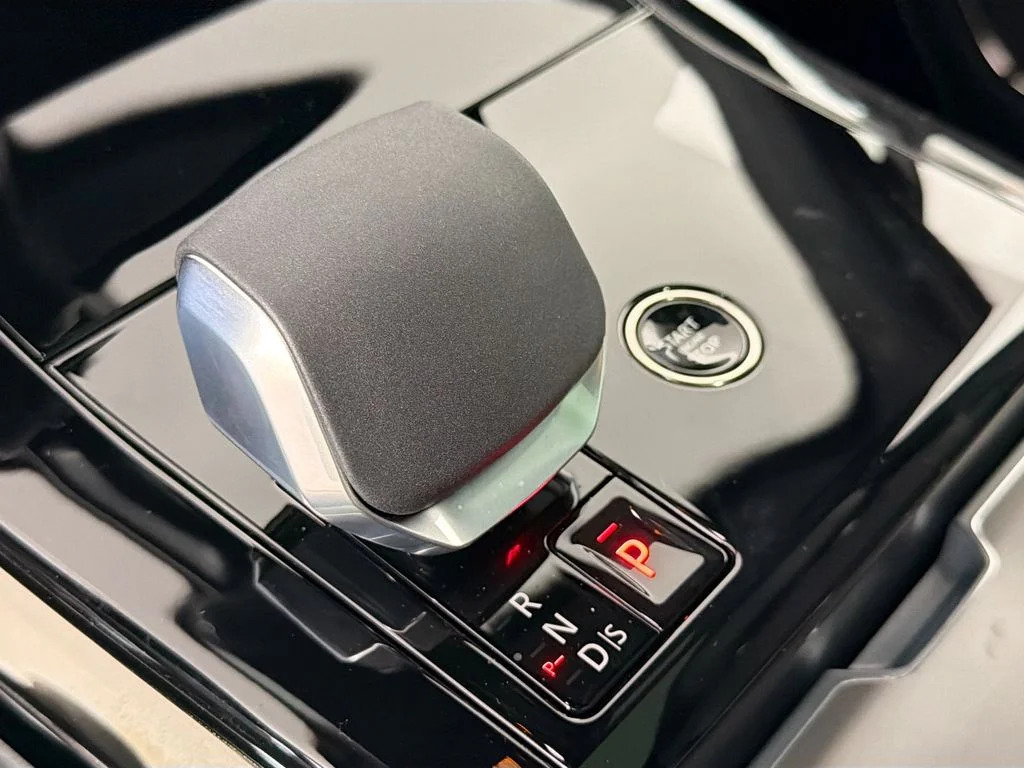 New 2026 Fuji White Land Rover SE image 17