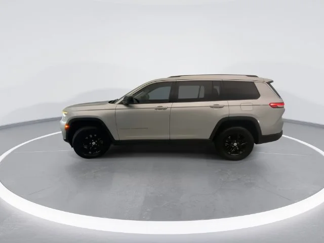 Used 2021 Silver Jeep Laredo image 9