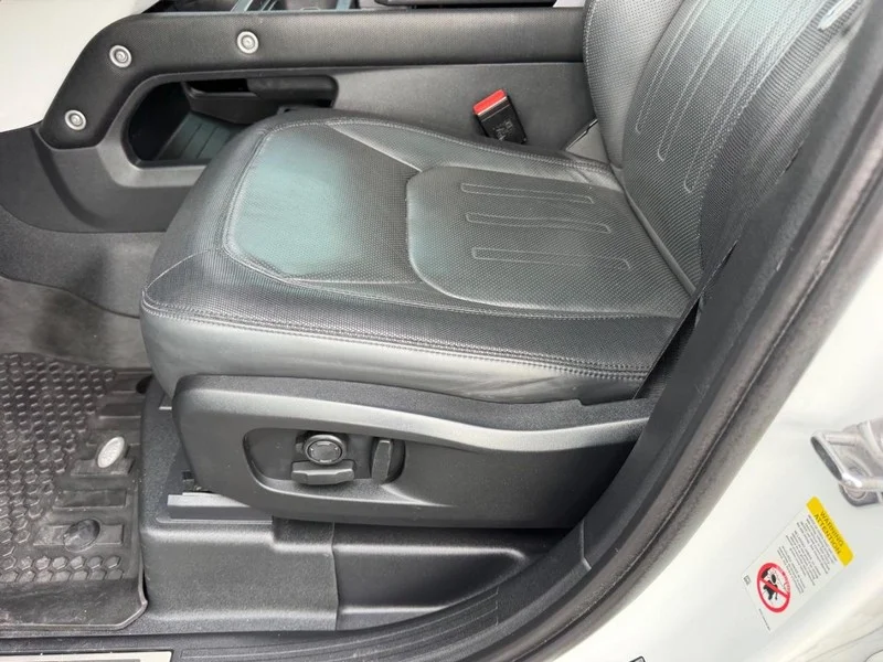 Used 2022 Fuji White Land Rover X-Dynamic HSE image 22