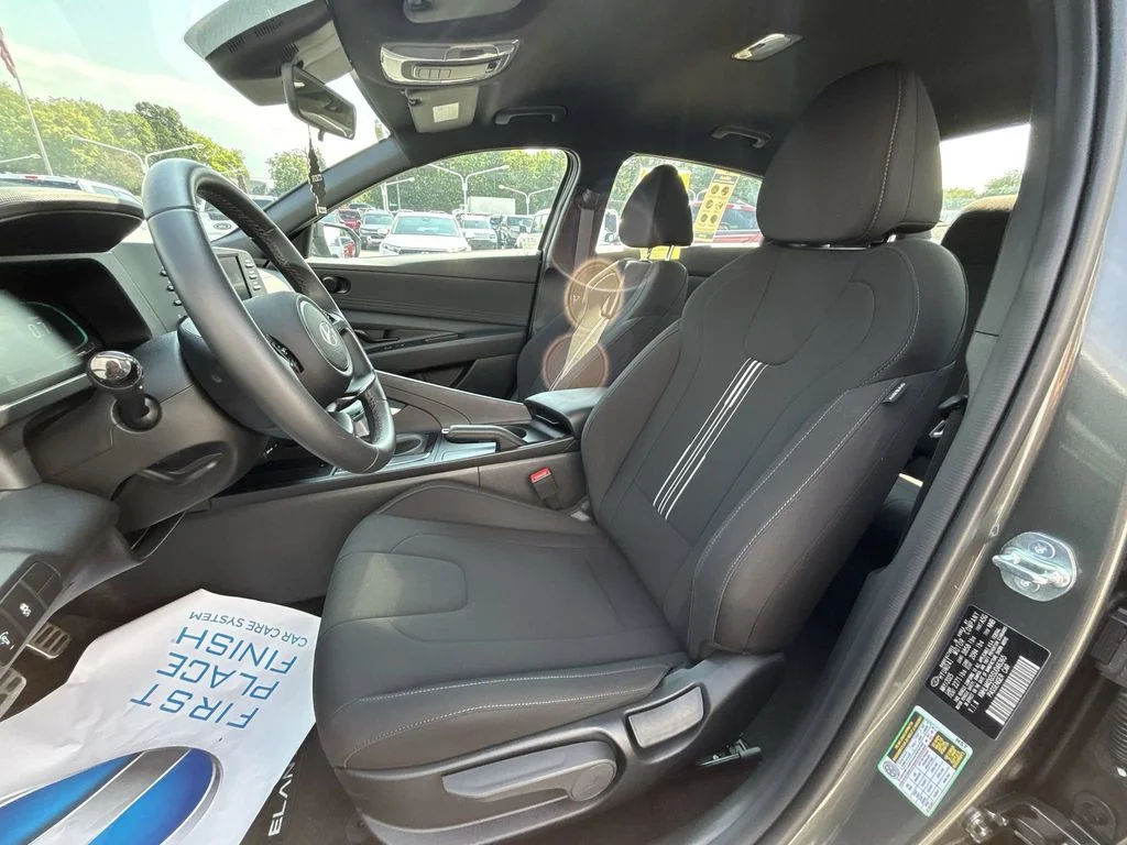 Used 2025 Gray Hyundai SEL Sport image 13