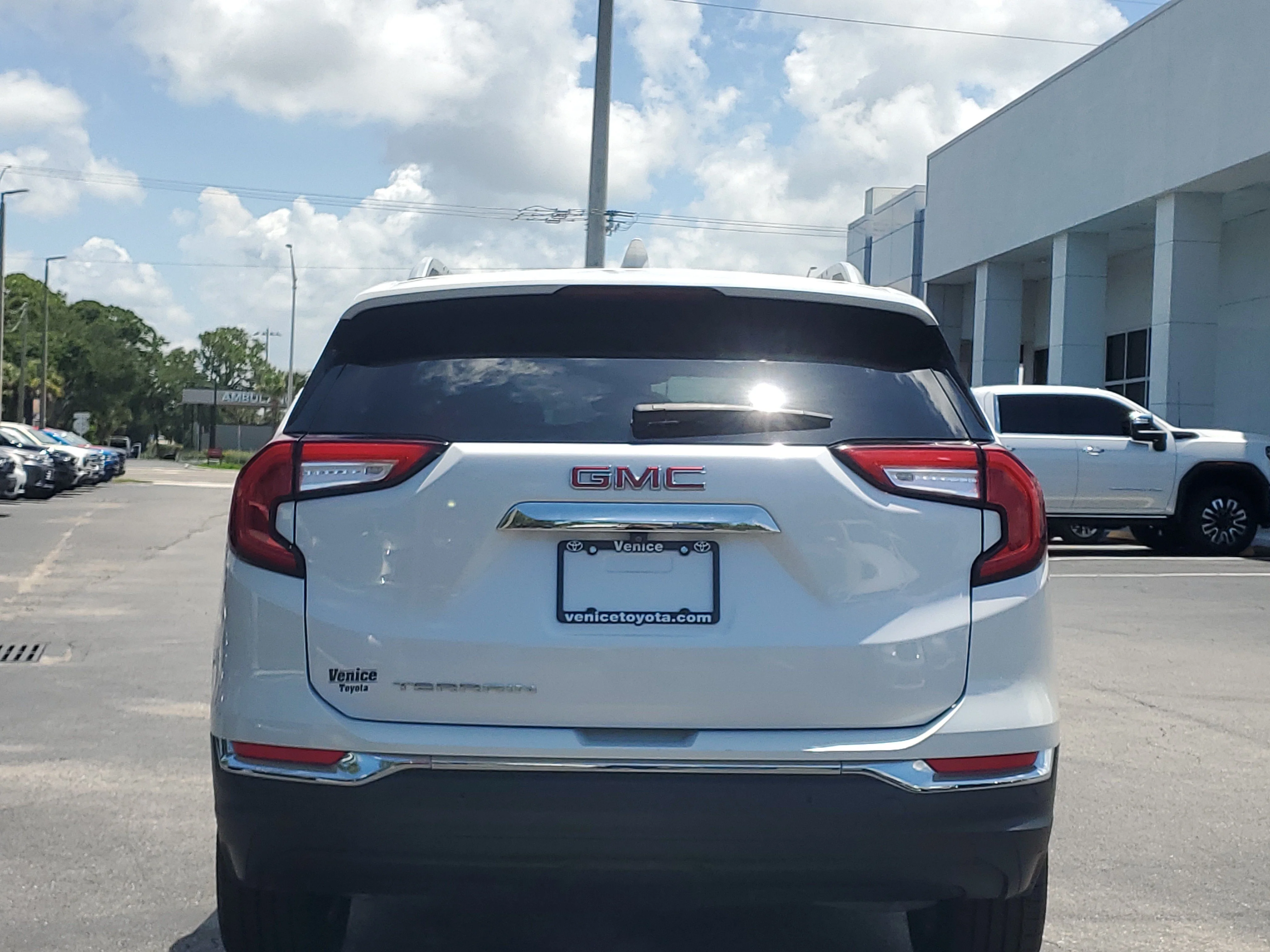 Used 2023 White Frost Tricoat GMC SLT image 5