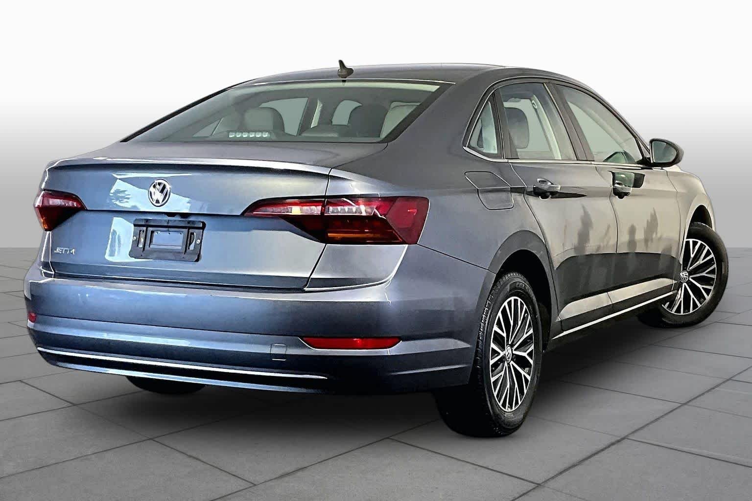 Used 2019 Platinum Gray Metallic Volkswagen SE image 13