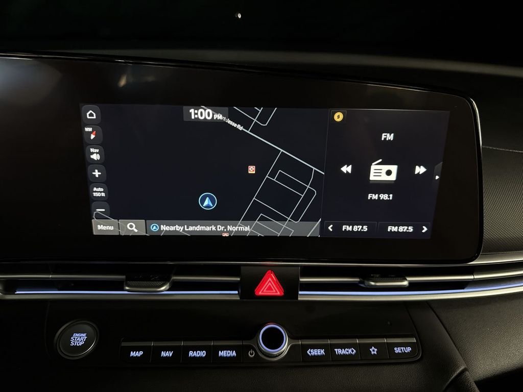 Used 2025 White Hyundai SEL Convenience image 27