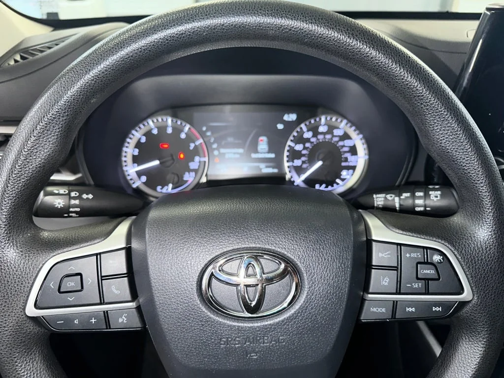 Used 2023 Wind Chill Pearl Toyota L image 9