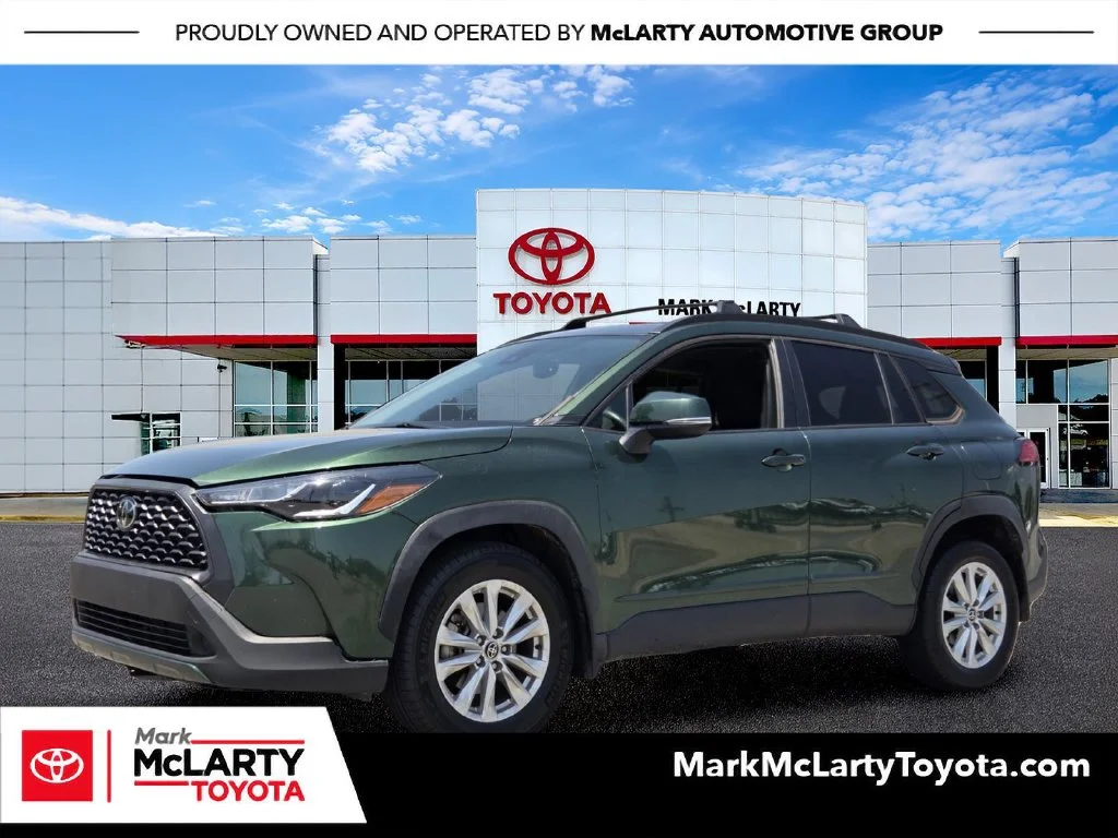 Used 2022  Toyota LE image 1