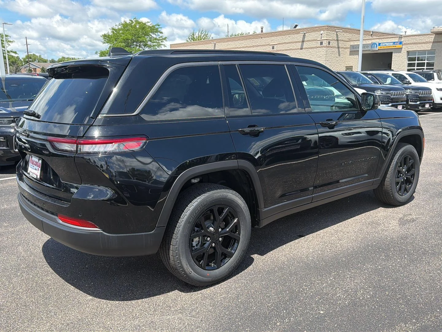 New 2026 Diamond Black Crystal Pearl-Coat Exterior Paint Jeep Laredo Altitude image 5