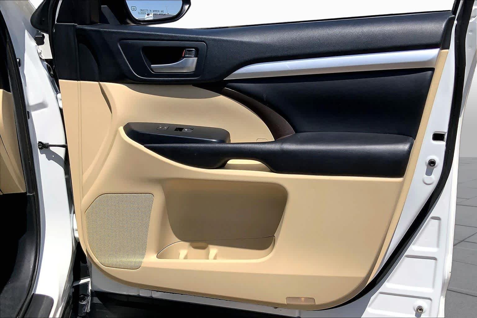 Used 2019 Blizzard Pearl Toyota XLE image 22