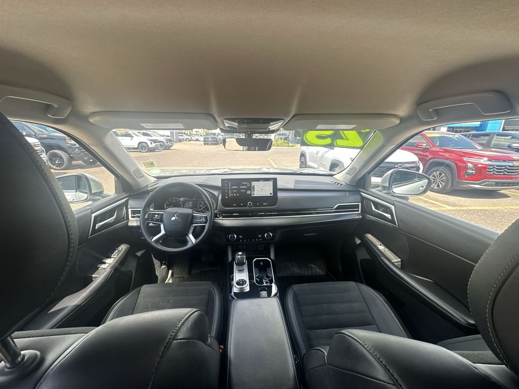 Used 2025 Silver Mitsubishi SE image 22