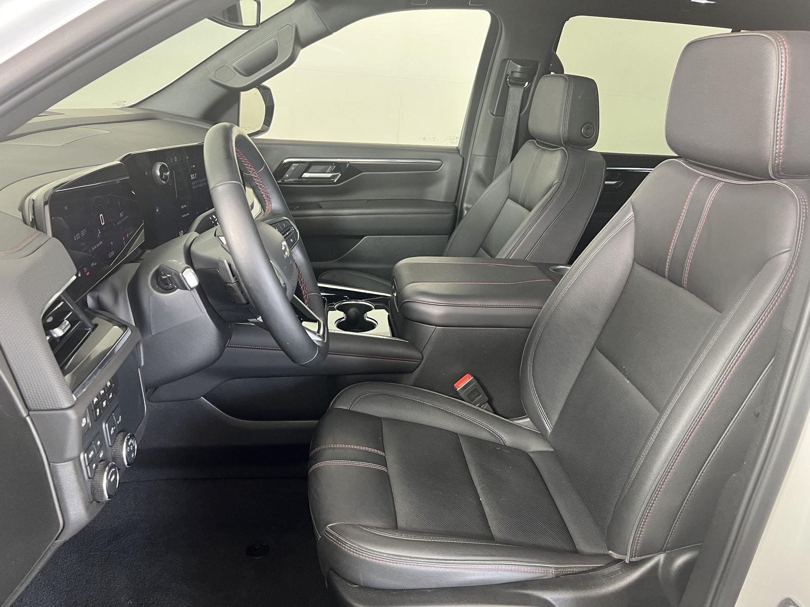 Used 2025 Pearl Chevrolet RST image 4