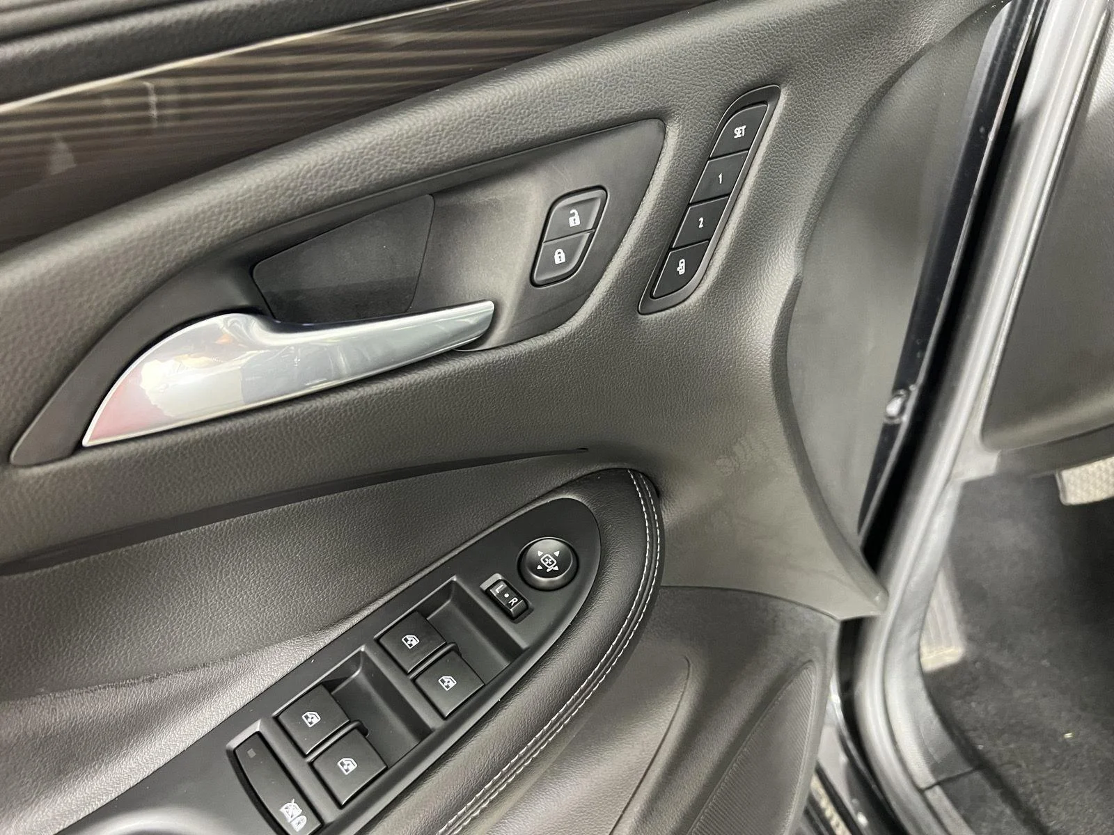 Used 2020 Ebony Twilight Metallic Buick Essence image 13