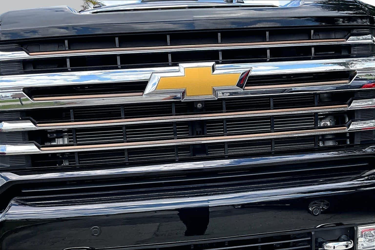 Used 2022 Mosaic Black Metallic Chevrolet High Country image 30